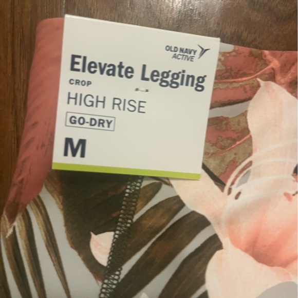Old Navy NWT Active Elevate Cropped High Rise Leggings - Floral - Medium - Picture 6 of 10